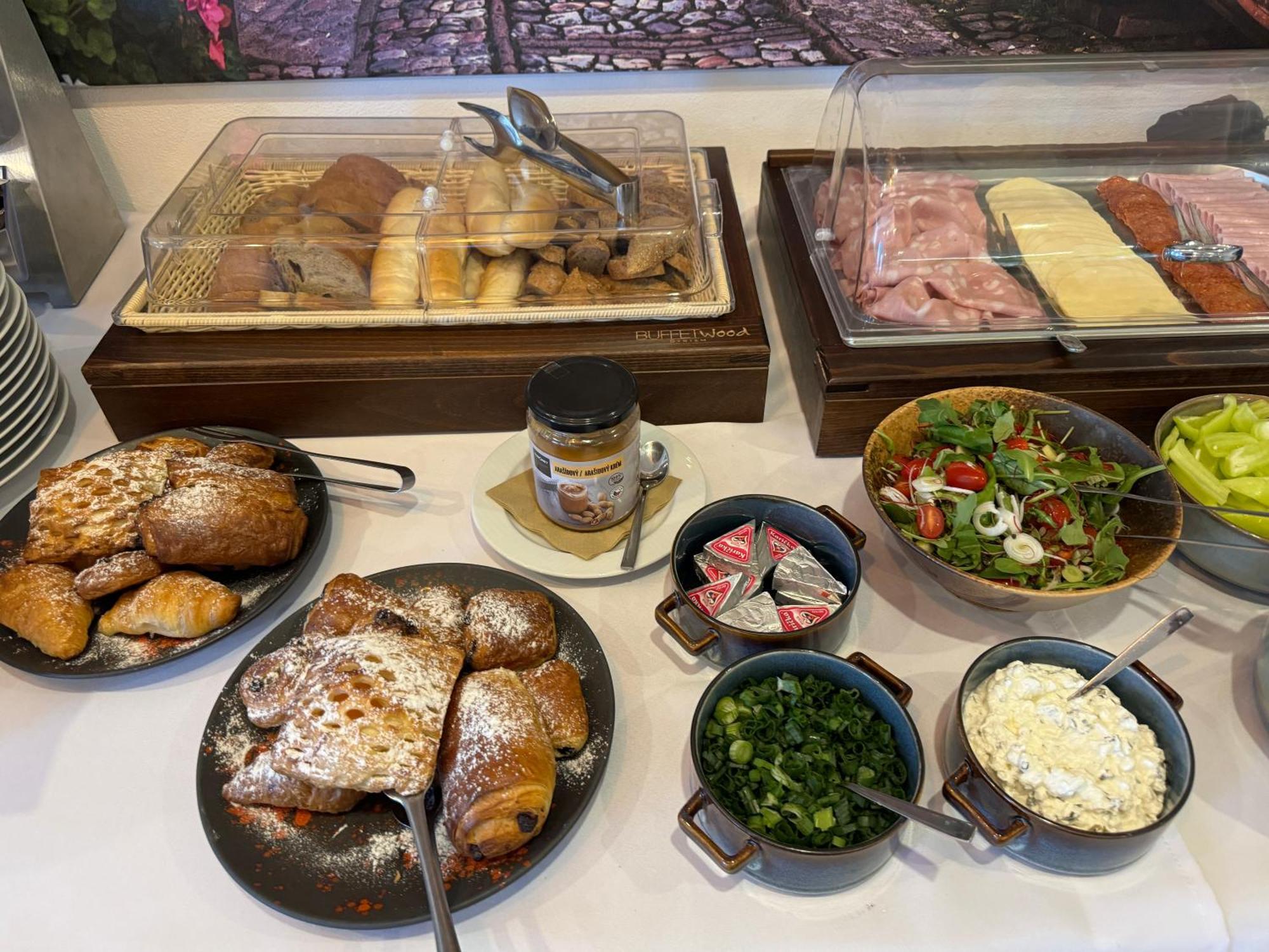 Typton Hotel&Spa Medzilaborce Екстериор снимка